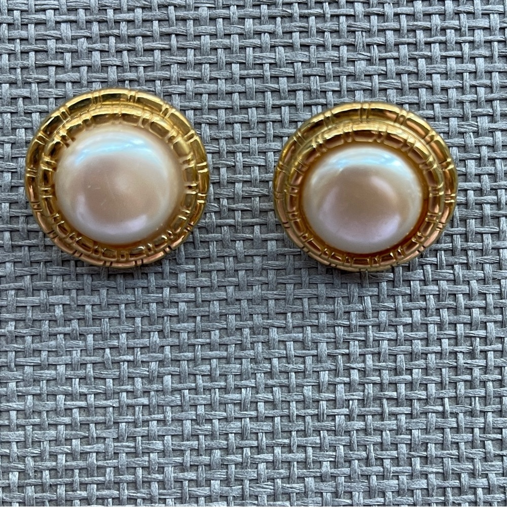 Vintage Clip-On Earrings with faux pearl cabochon in cream
